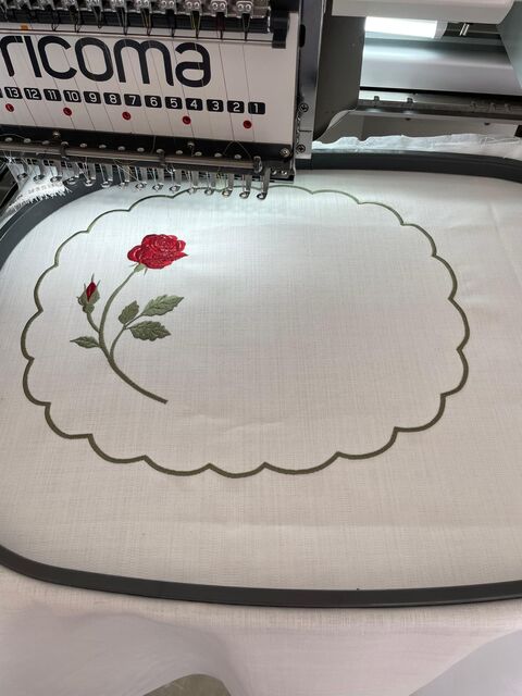 Nakış makinesinde işlenmekte olan gül deseni